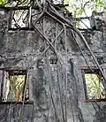Intérieur du dortoir du lazaret 2 (Saint-Denis), dans son écrin végétal.