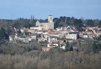 Une église surplombant un village.