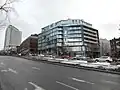 L'avenue est une côte abrupte et traverse un secteur dense