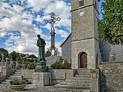 La statue d'Étienne-Théodore Cuenot devant l'église du Bélieu.