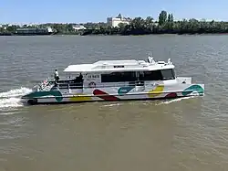 Photographie d'un petit bateau sur la Garonne marron.