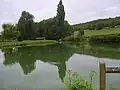 Le Bief du fond de ce lavoir communal a été directement fait sur la source, captée dans la fontaine.
