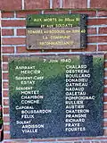 Sur le côté du monument aux morts, une plaque rend hommage au sacrifice de soldats du 50e&nbsp;régiment d'infanterie de ligne en juin 1940.