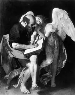 Un vieil homme assis, les pieds nus, écrit dans un livre tandis qu'un age à ses côtés lui tient la main comme pour le guider.