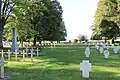 Croix en pierre comportant chacune les noms de plusieurs soldats allemands.