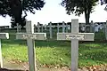 Sur les croix de pierre ocre, sont écrits le nom, le prénom et parfois la date de décès, ainsi que l'inscription " Soldat russe - Mort pour la France ou Mort pour la Patrie".