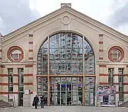 Façade du Centquatre à Paris.