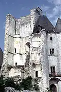 Donjon et l'une des tours jumelles en partie effondrés en 1973.