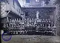 Un groupe d'enfants vers 1920 (?), dédicace illisible.
