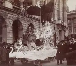 Le char électrique du Triomphe, et la Reine des Reines, Mlle Marie Missioux, devant le siège de l'ACF (Mi-Carême au Carnaval de Paris 1903).