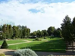 Le parc du château AubertSur le côté gauche, on aperçoit le centre hospitalier.