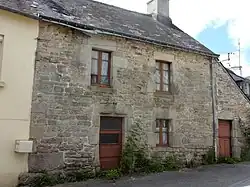 Maison du bourg avec linteau de porte orné d'une accolade.