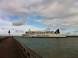 Le Deal Seaways, ex Barfleur, passant les jetées du port de Calais.