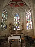 Chœur liturgique débordant dans la croisée