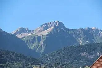 La pointe du Midi (au centre) entourée par la pointe Dzérat ou pointe Est du Midi à gauche et la pointe Blanche à droite vues depuis Marignier au nord.
