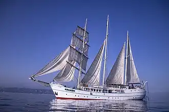 Le Kraken est le voilier emblématique de l'association.