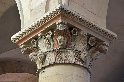 Chapiteau d'un pilier de la nef.