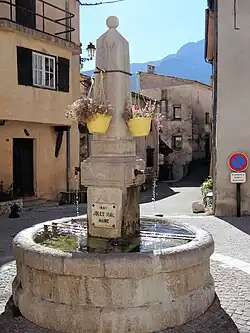 Fontaine sur la place du village.