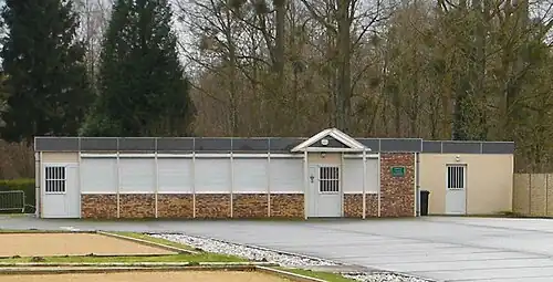 La salle communale et le boulodrome.