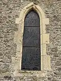Impacts (sur une fenêtre à lancette de l'église).