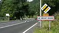 Panneau EB10 surmonté d'un cartouche et d'un panneau de fin de route prioritaire AB7.