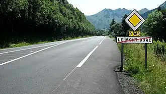 Panneau EB20 surmonté d'un panneau de route prioritaire AB6.