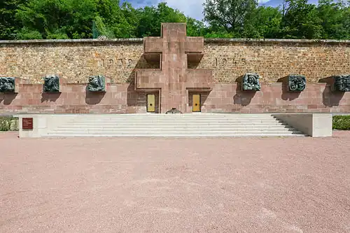 Croix de Lorraine au pied du fort du Mont-Valérien, mémorial de la France combattante.