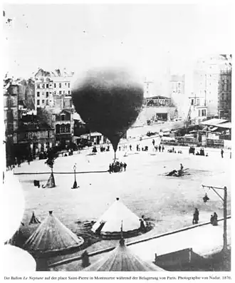 Le ballon Le Neptune sur la place Saint-Pierre, photographié par Nadar.