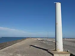 Un radar déporté est installé sur une section de mât, conservée pour l'occasion.