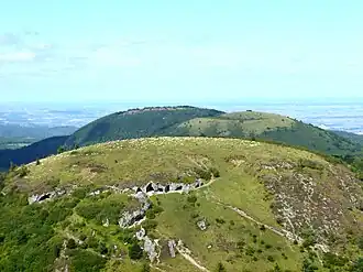 Vue du puy de Clierzou depuis le Grand Suchet avec le puy des Goules et le Grand Sarcouy en arrière-plan.
