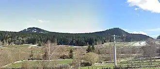 Le Ranc (sommet à gauche) depuis la RN88 avant Le Pertuis.