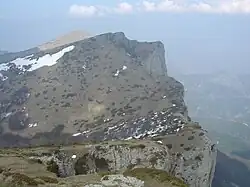 Vue des Trois Becs : le Signal (1&nbsp;559&nbsp;m) et roche Courbe (1&nbsp;545&nbsp;m) depuis le Veyou (1&nbsp;589&nbsp;m).