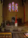 L'autel et le transept droit.