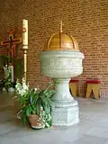 Les fonts baptismaux.