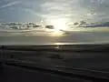 Soleil couchant sur la plage en hiver.