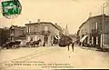 Un train traverse le bourg du Tourne.