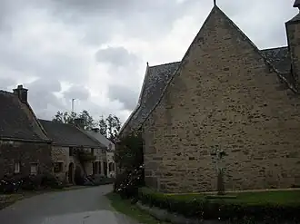 Le transept nord est en retrait du chevet.La croix monolithe porte un christ sculpté (XIVe&nbsp;siècle).
