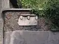 Bas-relief en travertin  des trois têtes