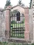 Portail et entrée de la petite chapelle.