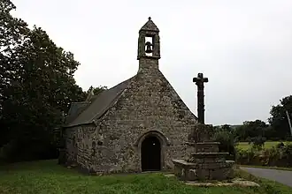 La chapelle et croix de la Trinité.