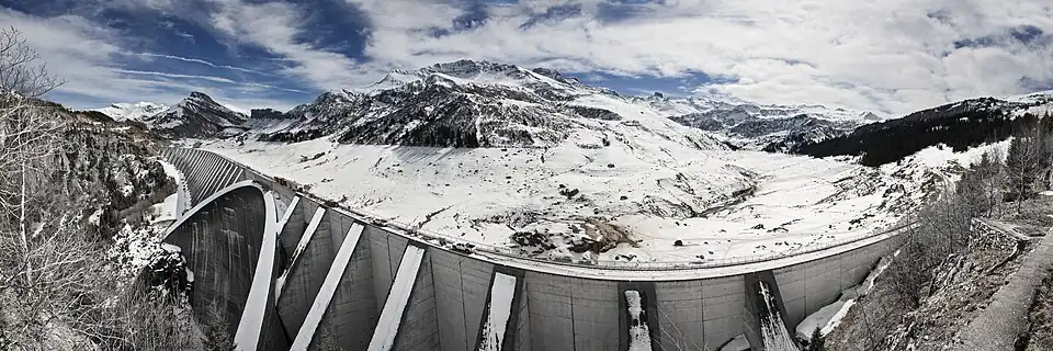 Le barrage et le lac de Roselend vide.