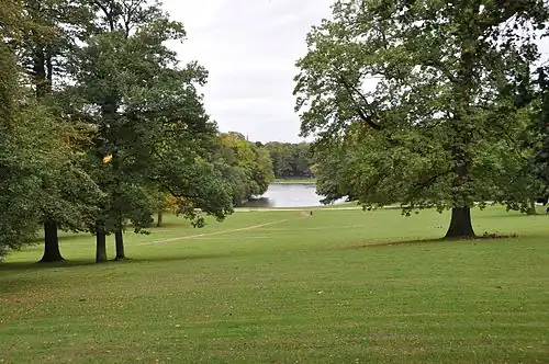 Le lac vu de la pelouse "dite" des Artilleurs.
