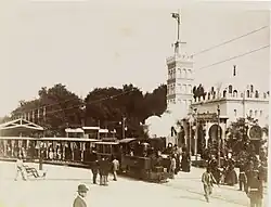 Le chemin de fer Decauville devant le palais de l’Algérie.