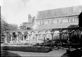 Le cloître et l'abbaye de Daoulas au début du XXe&nbsp;siècle (photo de Camille Enlart.