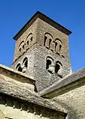 Le clocher de l'église romane Saint-Julien.
