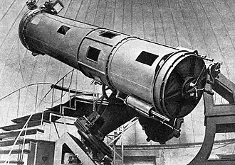 Le grand télescope de l'Observatoire en 1935 (dû à M. Gautier, œuvre des frères Henry), 0,85&nbsp;mètre de diamètre.