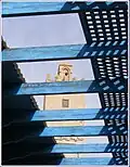 Vue de la partie supérieure du minaret depuis l'un des souks de la médina.