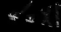 Le protagoniste transportant un orbe lumineux dans ses bras