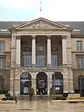 Le péristyle central de l'hôtel de ville.