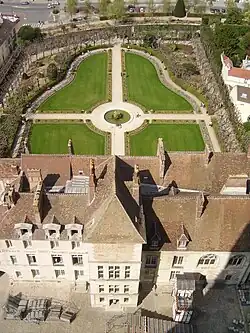 Le palais épiscopal et le jardin Bossuet.